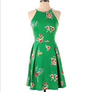 Long Green dress to the knee by soprano size L